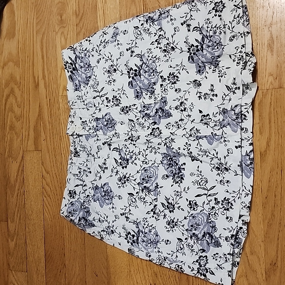 Gloria Vanderbilt skirt with built in shorts